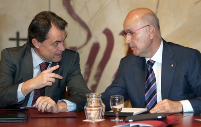 El presidente de la Generalitat Artur Mas conversa con el secretario general de Convergència i Unió, Josep Antoni Duran Lleida, a su llegada a la reunión del Consell Executiu.