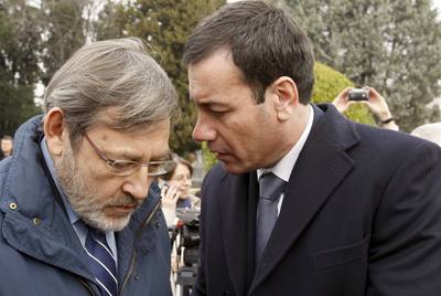 El secretario general del PSM habla con el candidato socialista al Ayuntamiento madrileño durante el acto celebrado hoy en el Cementerio civil de la capital con motivo del vigesimo quinto aniversario del fallecimiento del ex alcalde de Madrid Enrique Tierno Galván.