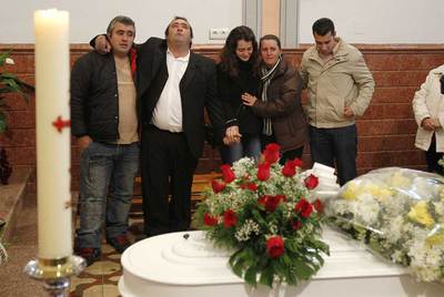 Los padres y la hermana de María Esther Jiménez, en el centro, durante la misa fúnebre celebrada en Arriate