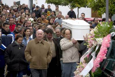 Los familiares de Maria Esther trasladan el féretro en el entierro.