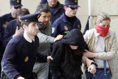 Javier G.  El Cuco,  rodeado de policías en un traslado a los juzgados.