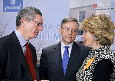 Esperanza Aguirre, Alberto Ruiz-Gallardón y Daniel Peña, durante la firma hoy del acuerdo.