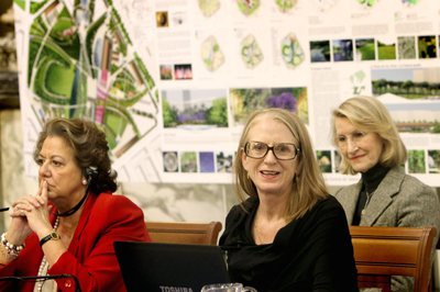 La paisajista norteamericana Kathryn Gustafson ha explicado su proyecto del Parque Central junto a la alcaldesa de Valencia, Rita Barberá.