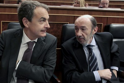 Zapatero charla con Rubalcaba durante la sesión de control al Gobierno.