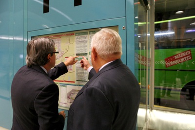 El viceconsejero de Transportes, Luis Armada, y el Gerente del Consorcio de Transportes, José Manuel Pradillo, observan unos horarios de autobuses en el Intercambiador de Moncloa.
