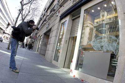 Efectos del  alunizaje  en el escaparate de la joyería del número 54 de la calle Serrano.