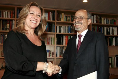 Trinidad Jiménez saluda al embajador de Marruecos, Ahmedu Uld Suilem.