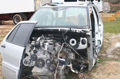 Uno de los vehículos de alta gama que estaba siendo desguazado para venderlo por piezas.