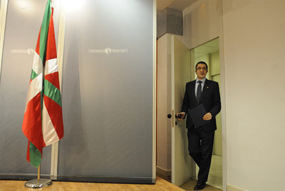 El  lehendakari,  Patxi López, en el momento de comparecer en el palacio de Ajuria Enea.