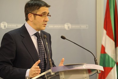 Patxi López en la rueda de prensa tras presentación de Sortu.