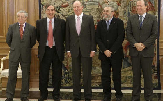  EL REY CON LOS AGENTES SOCIALES.  Don Juan Carlos ha recibido esta mañana en el palacio de La Zarzuela a los presidentes de la CEOE, Juan Rosell, y Cepyme, Jesús Terciado, y a los secretarios generales de CC OO, Ignacio Fernández Toxo, y de UGT, Cándido Méndez, para hablar del pacto social que firmaron con el Gobierno el pasado 2 de febrero, y analizar la actual coyuntura económica.