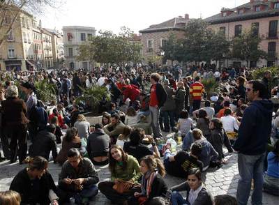 Jóvenes madrileños asisten a un  botellón  en la plaza de la Puerta de Moros del céntrico barrio de La Latina.
