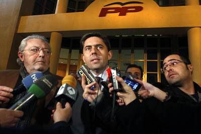 El presidente del Comité Electoral del PP valenciano, Pedro Agramunt (izquierda), y el vicepresidente del Consell Vicente Rambla responden a las preguntas de los periodistas tras la reunión.