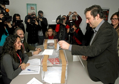 El alcalde de Barcelona, Jordi Hereu, vota en el barrio de Les Corts.