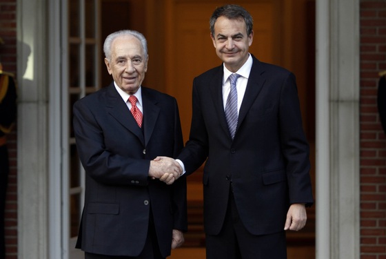 El presidente de Israel, Simon Peres, saluda al jefe del Ejecutivo español, José Luis Rodríguez Zapatero, a las puertas del Palacio de La Moncloa.
