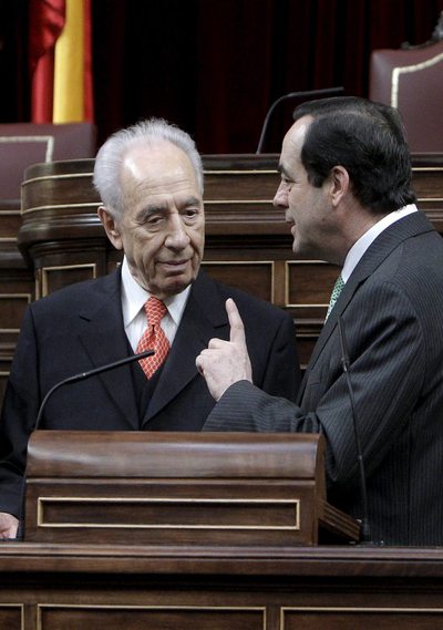El presidente israelí, Simon Peres, y el del Congreso de los Diputados, José Bono, en la Cámara Baja.