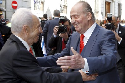 El Rey saluda al presidente de Israel, Simon Peres.