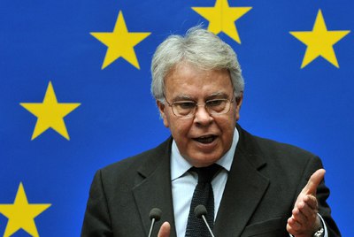 Felipe González, durante su intervención en la sede de la UE en Bruselas después de presentar al Presidente de la UE, Herman Van Rompuy, un informe del ' grupo de sabios' que recomienda la coordinación de los presupuestos europeos afectados por la crisis de la Unión de las finanzas públicas. El grupo aboga por 