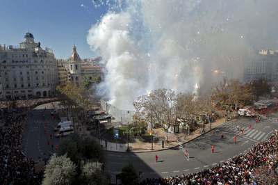 La plaza del Ayuntamiento de Valencia, hoy, durante la  mascletà .