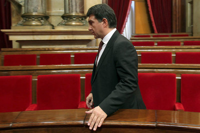 El lider de Solidaritat Catalana (SI) y ex presidente del FC. Barcelona, Joan Laporta Estruch, busca su escaño en el hemiciclo de Parlament de Cataluña que inicio esta mañana la sesión constitutiva de la IX Legislatura desde el restablecimiento de la democracia.