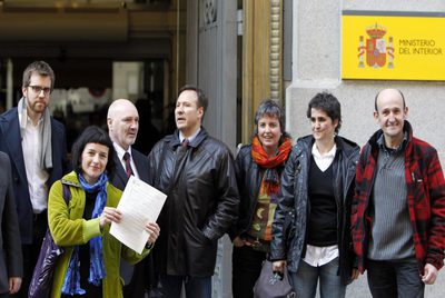 Miembros de Sortu frente a la sede del ministerio del Interior en el momento de presentar sus estatutos el 9 de febrero.
