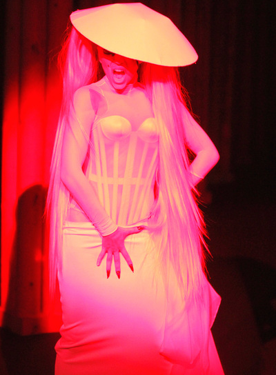 La cantante Lady Gaga, con uno de los diseños de Thierry Mugler para la colección de otoñoinvierno presentada anoche en París.