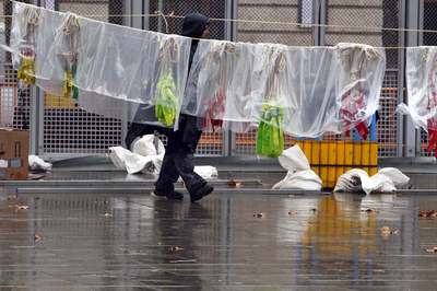 Un pirotécnico junto a los petardos preparados para la  mascletà  momentos antes de suspenderse por la lluvia.