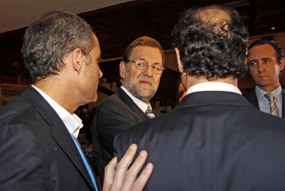  MEDIA HORA ESPERANDO LA FOTO CON RAJOY . El presidente de la Generalitat, Francisco Camps, ha conseguido este viernes hacerse la foto con Mariano Rajoy después de esperarle al menos 30 minutos cuando ha terminado la primera jornada de la convención autonómica del PP en Baleares. Rajoy se limitó a darle un protocolario apretón de manos.