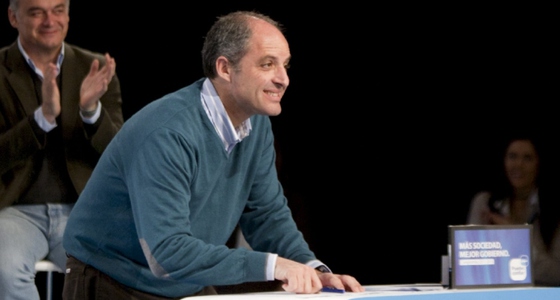  CAMPS FIRMA CONTRA LA CORRUPCIÓN.  El presidente valenciano, Francisco Camps, -imputado por un delito continuado de cohecho por regalos recibidos de la trama Gürtel por un valor de 14.000 euros- ha firmado, junto con los demás candidatos autonómicos del PP, el manifiesto para comprometerse a una gestión austera, reformista y limpia de prácticas corruptas.
