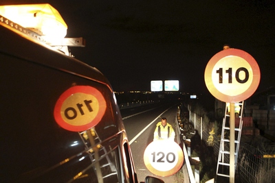 Un operario cambia una señal en la A-55, sentido Vigo.