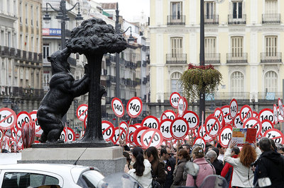 Unas 200 personas protestan en Sol por el límite de 110 kmh.