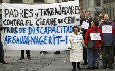 Manifestación en la Puerta del Sol para protestar por el cierre de los centros de discapacitados.