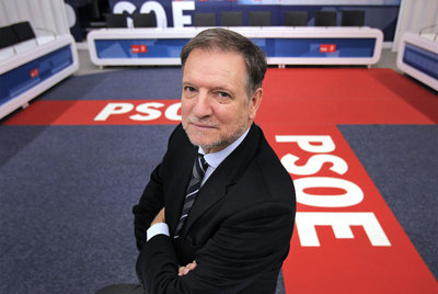 El  número tres  del PSOE, Marcelino Iglesias, en la sede del partido.