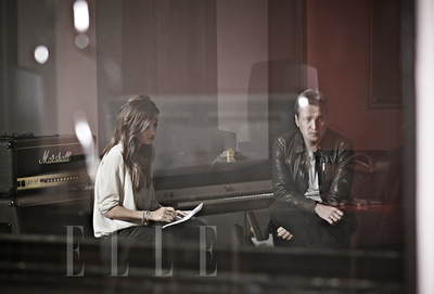 La periodista Sara Carbonero entrevista al cantante y líder de Hombres G, David Summers, para el número de abril de la revista  Elle .