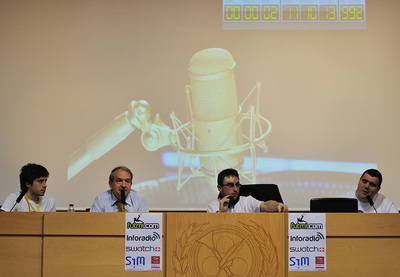 Telmo Avalle (alumno de la UCM), José Apezarena (periodista), Fernando Carruesco y Sergio Brau (protagonistas del reto), durante el primer día de emisión.