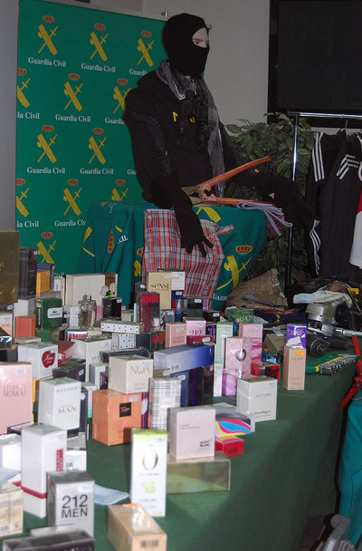 Algunos de los objetos robados incautados a la banda, que también  operaba  en perfumerías, así como herramientas para cometer los atracos.