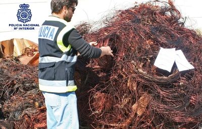 Un agente muestra parte del cobre intervenido en Aznalcóllar.
