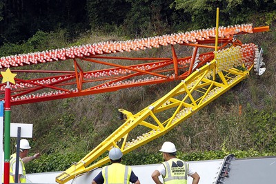 Empleados del parque de El Tibidabo, en Barcelona, trabajan para desmontar de 'El Péndulo', que se cayó hace un mes, causando la muerte de una adolescente de 15 años.
