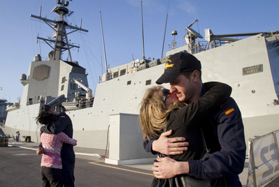 Militares de la fragata  Méndez Núñez  se despiden de sus familias en Rota antes de partir a Libia.