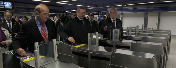 El alcalde de Madrid, Alberto Ruiz-Gallardón, y el consejero del Transportes, José Ignacio Echeverría, pican su billete para entrar en Ópera.
