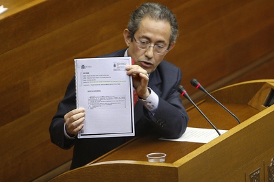 El portavoz socialista, Ángel Luna, en la sesión de las Cortes Valencianas de marzo de 2010 en la que mostró el informe del  caso Gürtel .