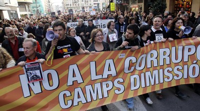 Asistentes a la manifestación contra la corrupción durante la marcha por el centro de Valencia.