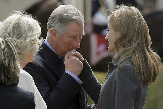 El príncipe Carlos de Inglaterra besa la mano de la princesa de Asturias en el palacio del Pardo, Madrid, durante su visita oficial a España.