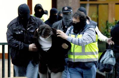 Varios policías se llevan en Bilbao a uno de los cinco miembros de una banda de atracadores entre ellos al presunto autor material del asesinato de una cajera en Cambrils el 25 de octubre de 2010.