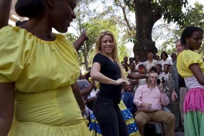 La cantante Shakira baila con unas estudiantes del instituto Elie Dubois, en Haití.