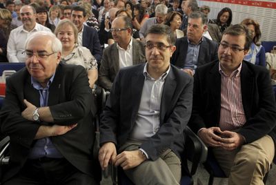 El presidente de Asturias, Vicente Álvarez Areces, el 'lehendakari', Patxi López, y el presidente de la Junta de Extremadura, Guillermo Fernández Vara, durante el Comité Federal del PSOE.