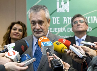 El presidente de la Junta andaluza, José Antonio Griñán, junto a la consejera de Salud, María Jesús Montero, y Luis Pizarro, consejero de Gobernación, hoy, en el centro de salud de la Merced, en Cádiz.