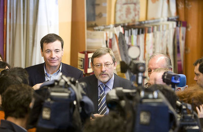 Tomás Gómez y Jaime Lissavetzky, durante su visita a una de telas del centro.