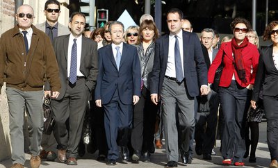 El portavoz socialista, Ángel Luna (tercero por la izquierda), acompañado por el secretario general del PSPV, Jorge Alarte, y diputados y miembros de la Ejecutiva, a su llegada al TSJ valenciano.
