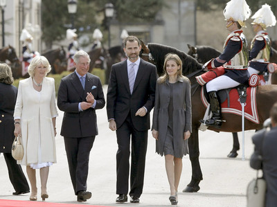 Los príncipes de Asturias con Carlos de Inglaterra y su esposa Camila, la duquesa de Cornualles, a su llegada el palacio del Pardo.